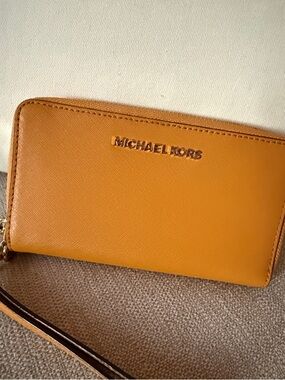 Michael Kors Jet Set Saffiano Leather Wristlet Wallet zip Around Marigold NWOT